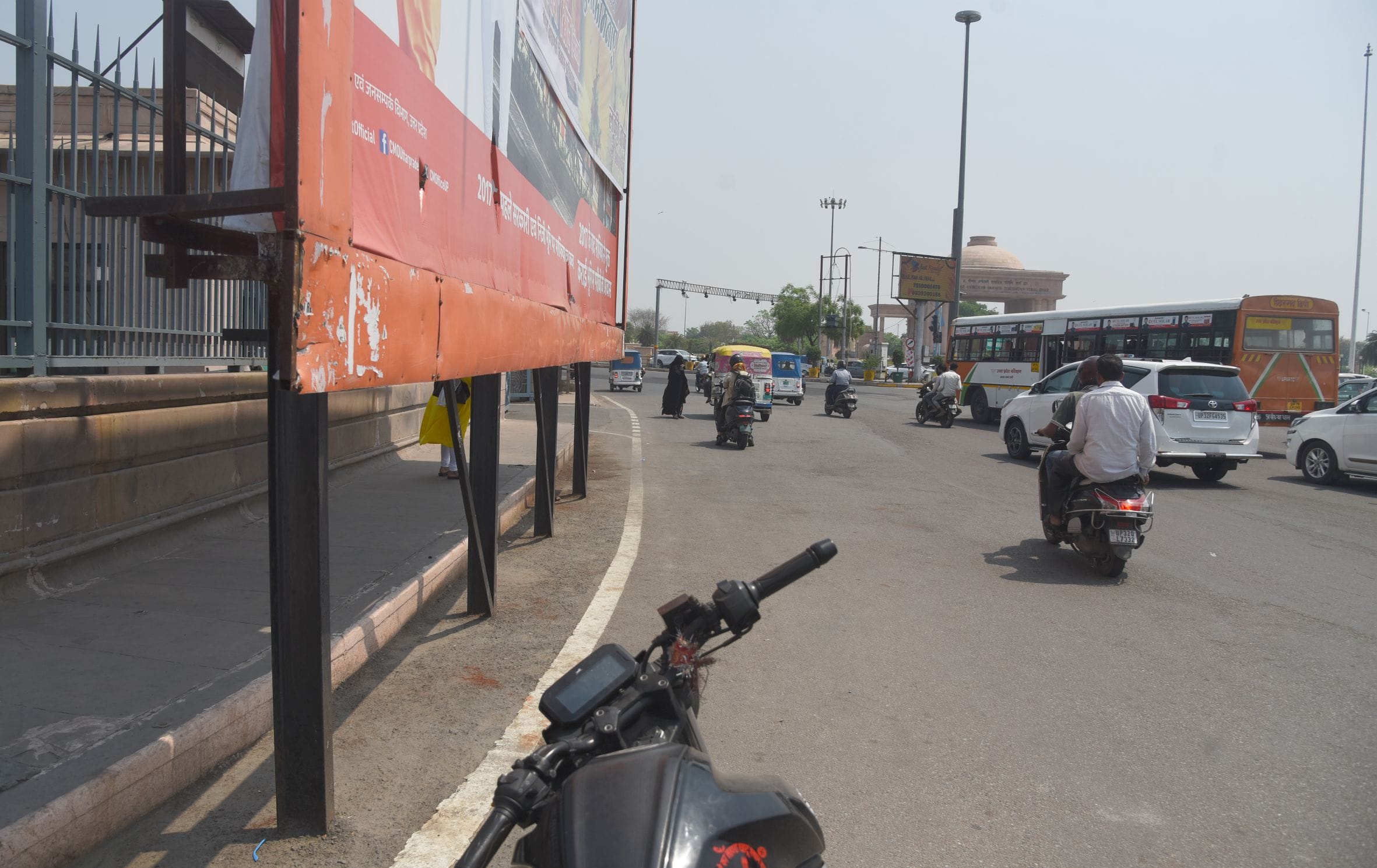 शहर में लगे होर्डिंग। शहर में लगे होर्डिंग।