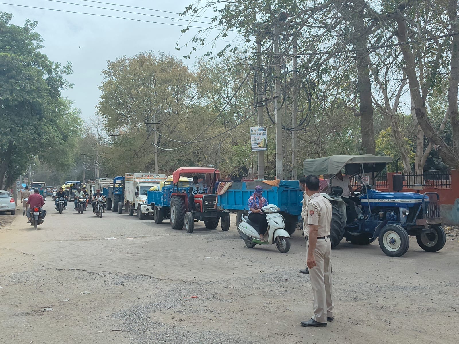 ट्रैक्टर पर नहीं लगी नंबर प्लेट। संवाद ट्रैक्टर पर नहीं लगी नंबर प्लेट। संवाद