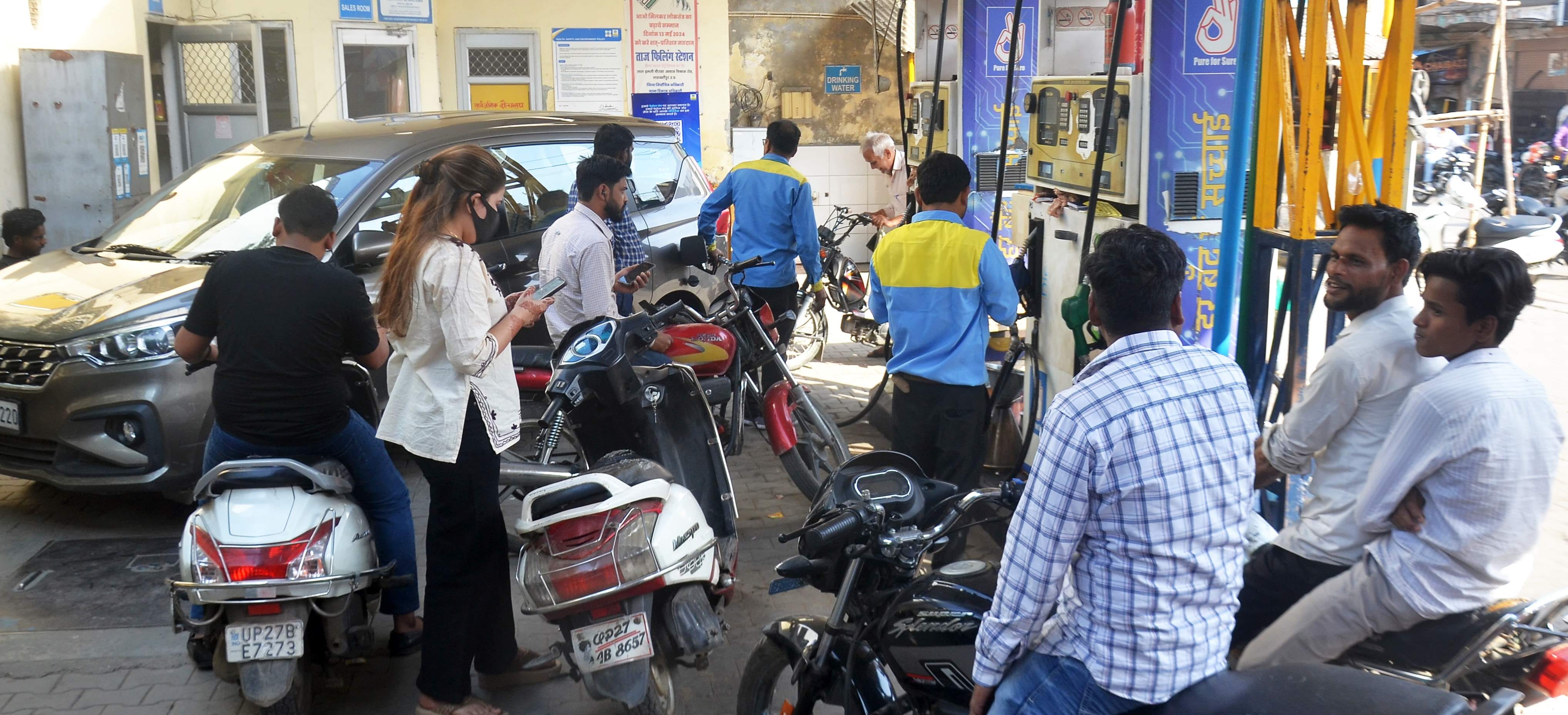 टाउनहॉल स्थित गैस एजेंसी पर सिलिंडर बुक कराने के लिए खड़े ग्राहक। संवाद टाउनहॉल स्थित गैस एजेंसी पर सिलिंडर बुक कराने के लिए खड़े ग्राहक। संवाद