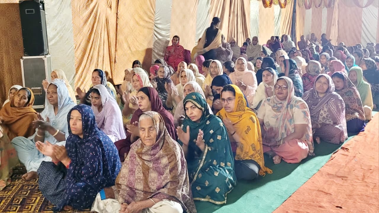 दिव्य ज्योति जागृति संस्थान आश्रम हनुमान गेट में उपस्थित श्रद्धालु। आयोजक दिव्य ज्योति जागृति संस्थान आश्रम हनुमान गेट में उपस्थित श्रद्धालु। आयोजक