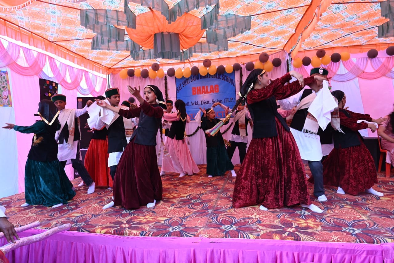 वार्षिक समारोह भलग में सांस्कृतिक कार्यक्रम प्रस्तुत करते विद्यार्थी और सम्मानित करते अतिथि। स्