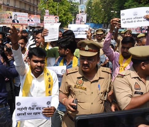 आम आदमी पार्टी के स्टूडेंट विंग ASAP गैस की कीमत और किल्लत के खिलाफ केसर बाग स्थित स्वास्थ्य भव