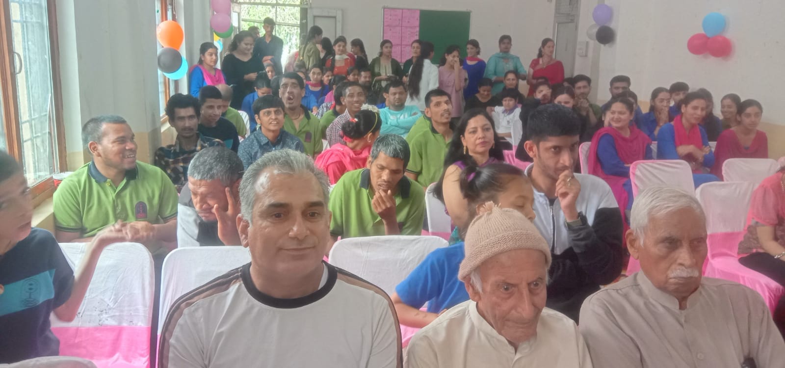 आस्था स्कूल नाहन में छात्रा को स्टूडेंट ऑफ द ईयर का खिताब देते मुख्यातिथि व अन्य। संवाद आस्था स्कूल नाहन में छात्रा को स्टूडेंट ऑफ द ईयर का खिताब देते मुख्यातिथि व अन्य। संवाद