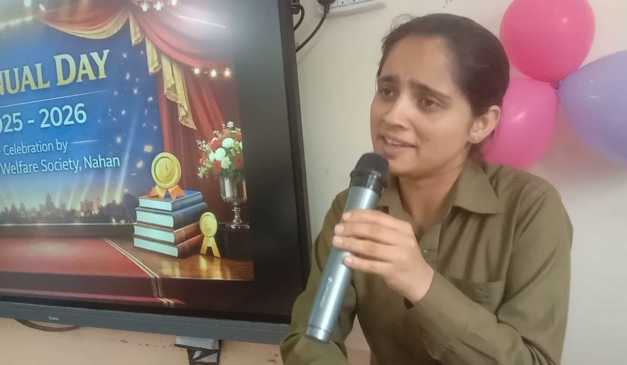 आस्था स्कूल नाहन में छात्रा को स्टूडेंट ऑफ द ईयर का खिताब देते मुख्यातिथि व अन्य। संवाद आस्था स्कूल नाहन में छात्रा को स्टूडेंट ऑफ द ईयर का खिताब देते मुख्यातिथि व अन्य। संवाद