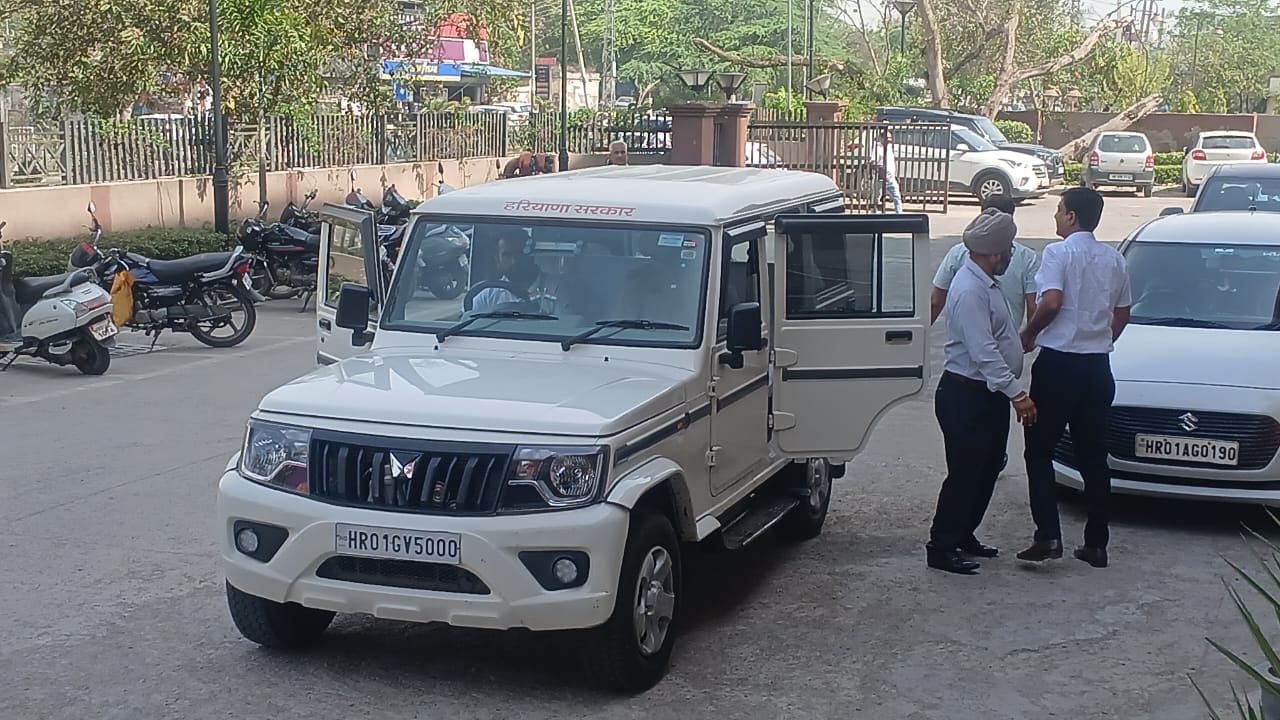 अंबाला छावनी के उपमंडल भवन स्थित डीआईसी कार्यालय में डीसी स्टाफ की ओर से लगाया गया ताला। संवाद अंबाला छावनी के उपमंडल भवन स्थित डीआईसी कार्यालय में डीसी स्टाफ की ओर से लगाया गया ताला। संवाद