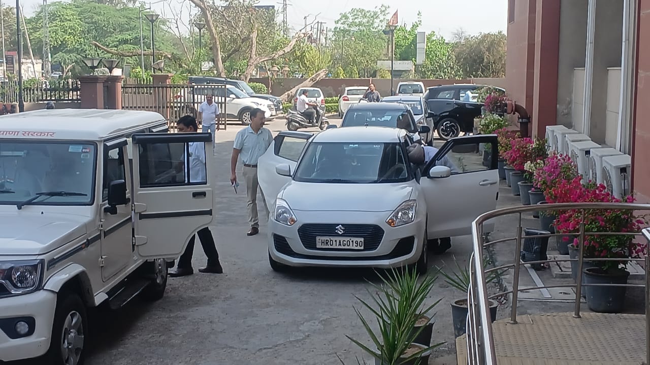 अंबाला छावनी के उपमंडल भवन स्थित डीआईसी कार्यालय में डीसी स्टाफ की ओर से लगाया गया ताला। संवाद अंबाला छावनी के उपमंडल भवन स्थित डीआईसी कार्यालय में डीसी स्टाफ की ओर से लगाया गया ताला। संवाद