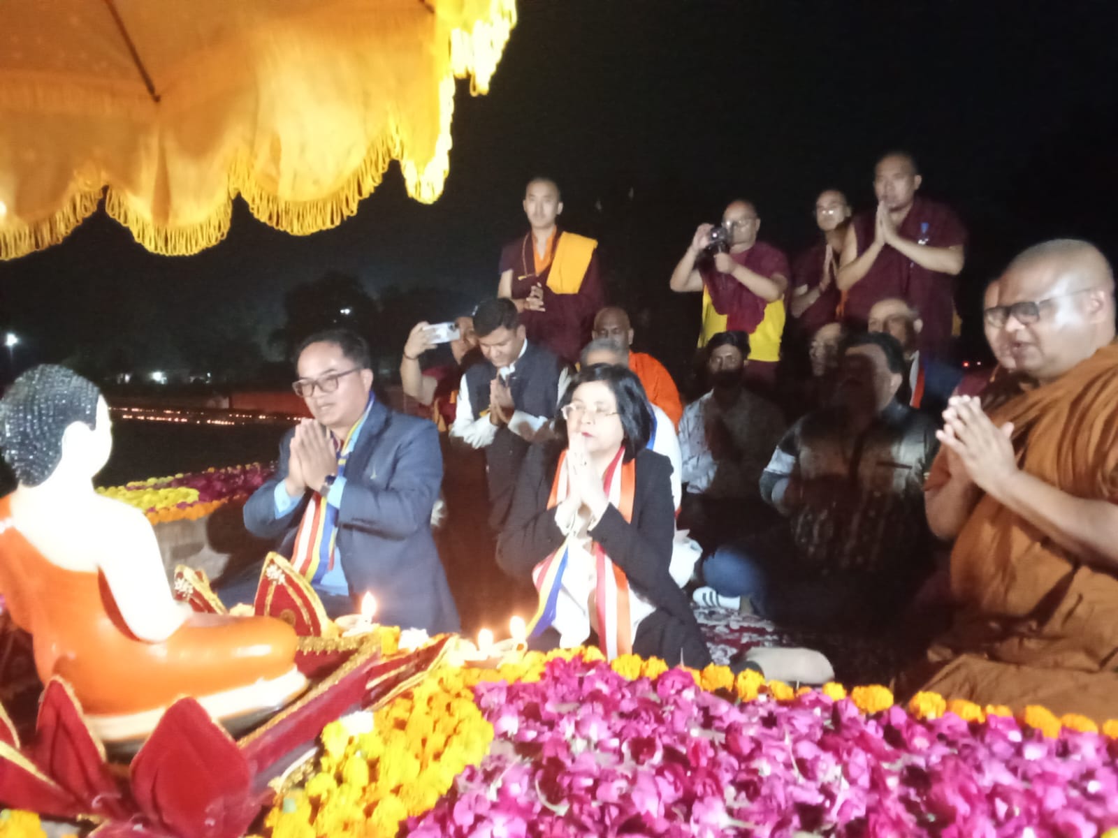 बोधि वृक्ष की पूजा करती कंबोडिया की राजदूत
