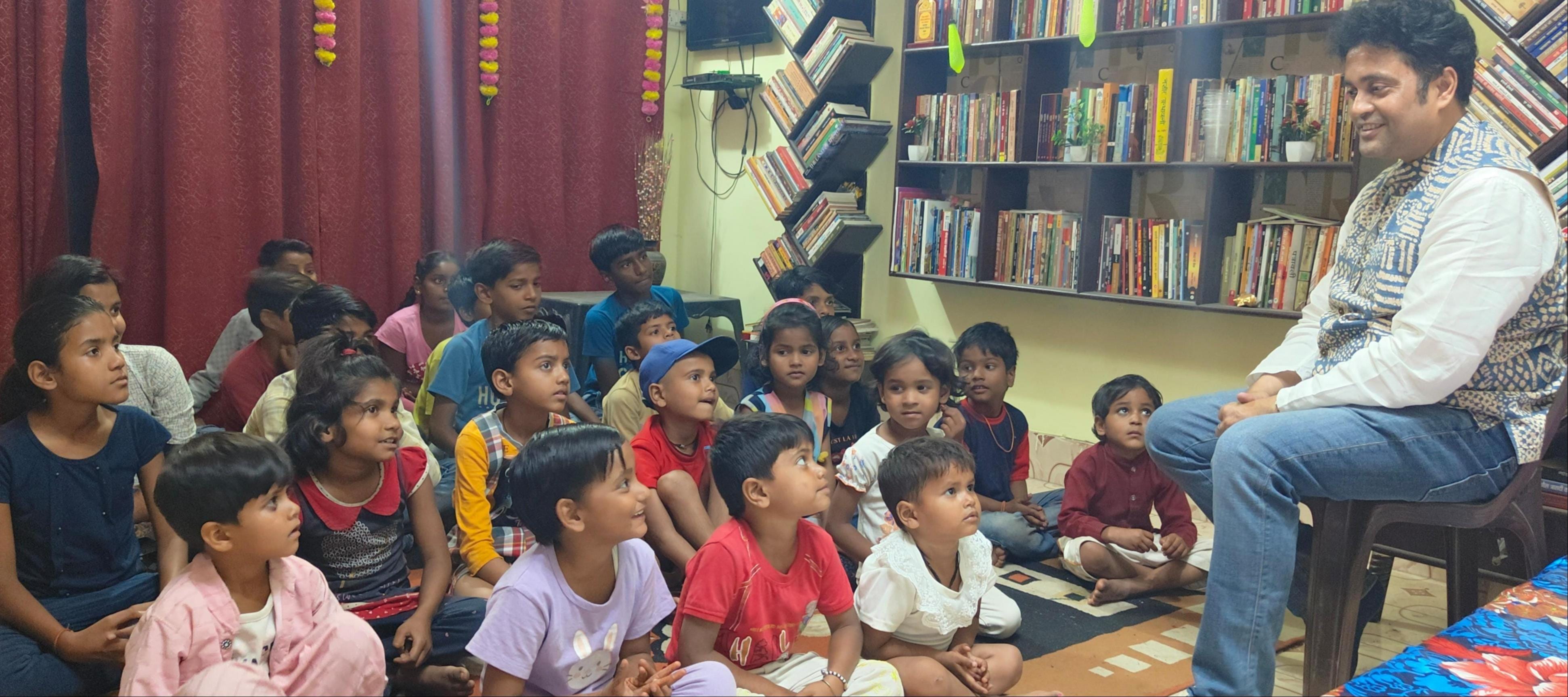 बच्चों को कहानी सुनाते स्टोरीमैन जीतेश।