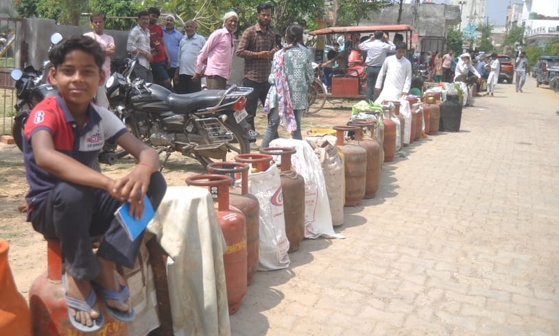 भारत गैस के कार्यालय के बाहर गैस बुकिंग कराने के लिए लगी लोगों की भीड़। संवाद भारत गैस के कार्यालय के बाहर गैस बुकिंग कराने के लिए लगी लोगों की भीड़। संवाद
