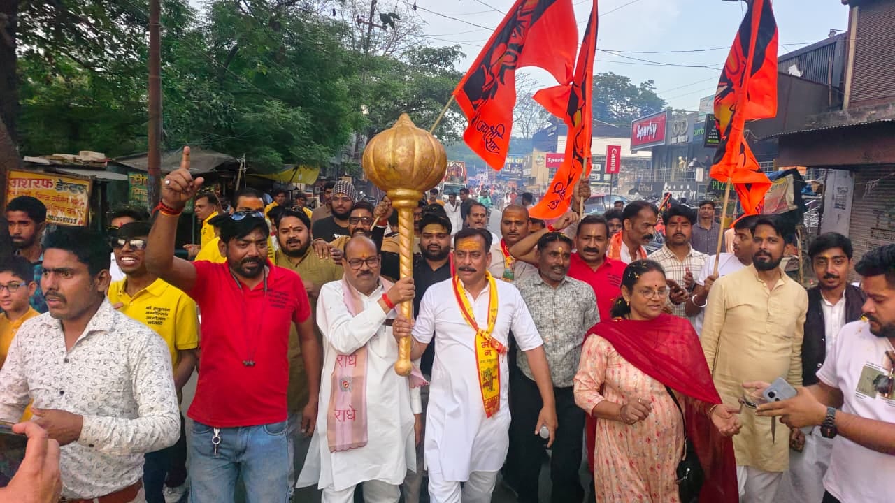 बाइक रैली में मौजूद लोग। संवाद