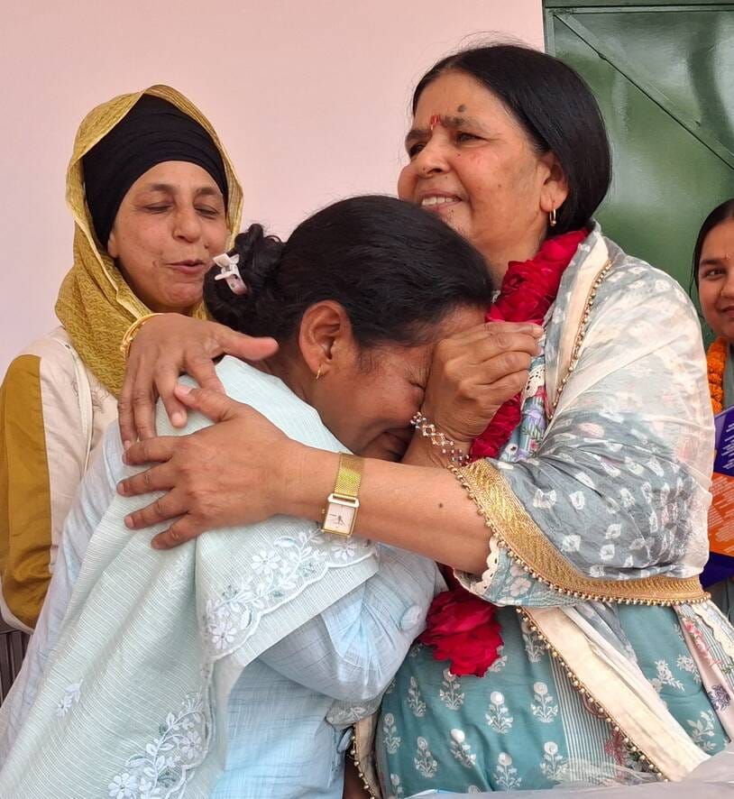 बेसिक विद्यालय की प्रधानाचार्य नसरीन के विदाई समारोह में सभी भावुक दिखे।