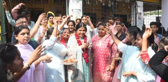 बेसिक विद्यालय की प्रधानाचार्य नसरीन के विदाई समारोह में सभी भावुक दिखे।