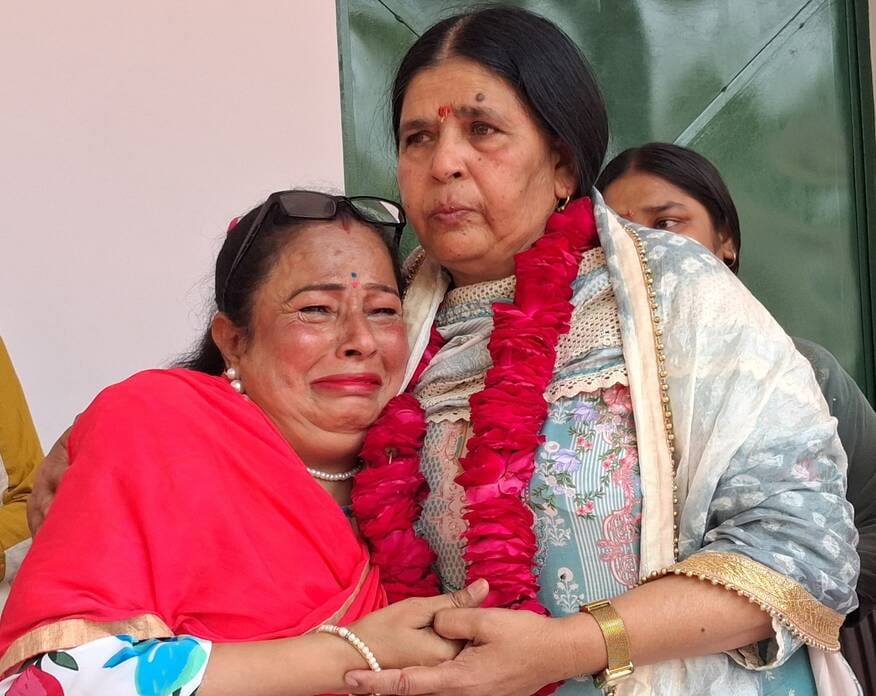 बेसिक विद्यालय की प्रधानाचार्य नसरीन के विदाई समारोह में सभी भावुक दिखे।