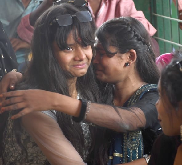 बेसिक विद्यालय की प्रधानाचार्य नसरीन के विदाई समारोह में सभी भावुक दिखे।