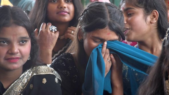 बेसिक विद्यालय की प्रधानाचार्य नसरीन के विदाई समारोह में सभी भावुक दिखे।