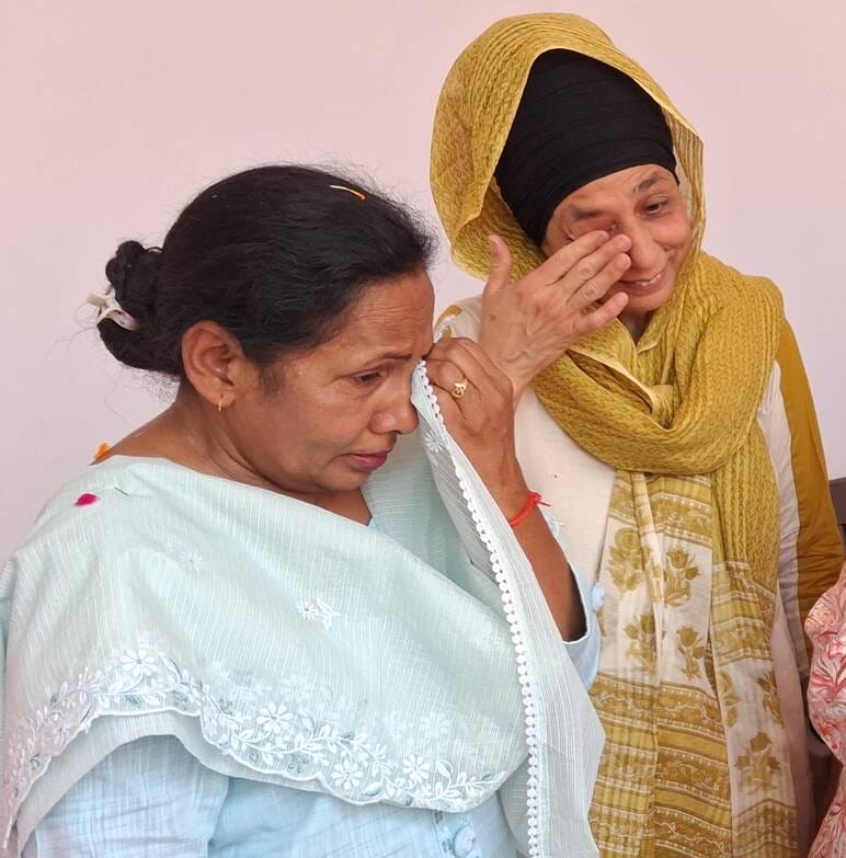 बेसिक विद्यालय की प्रधानाचार्य नसरीन के विदाई समारोह में सभी भावुक दिखे।