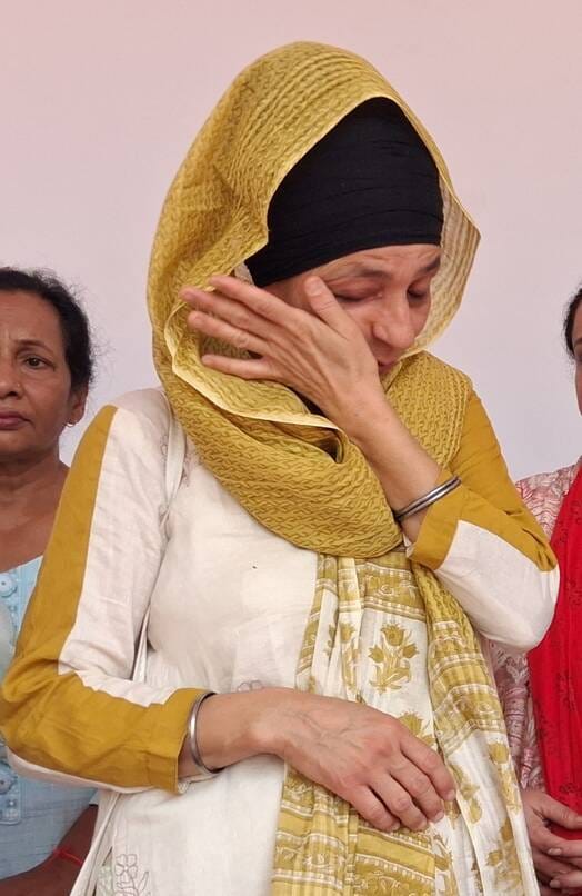 बेसिक विद्यालय की प्रधानाचार्य नसरीन के विदाई समारोह में सभी भावुक दिखे।