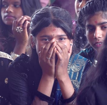 बेसिक विद्यालय की प्रधानाचार्य नसरीन के विदाई समारोह में सभी भावुक दिखे।