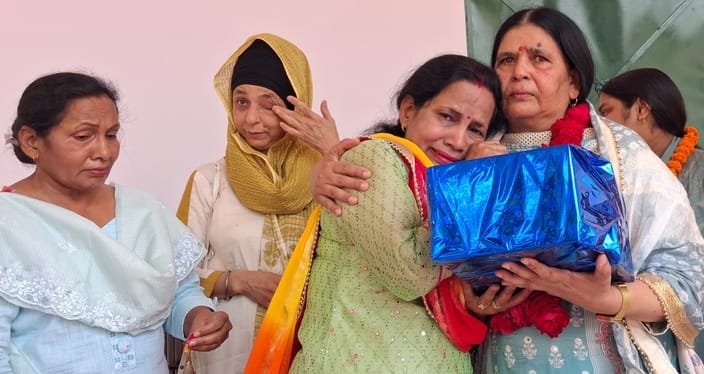 बेसिक विद्यालय की प्रधानाचार्य नसरीन के विदाई समारोह में सभी भावुक दिखे।