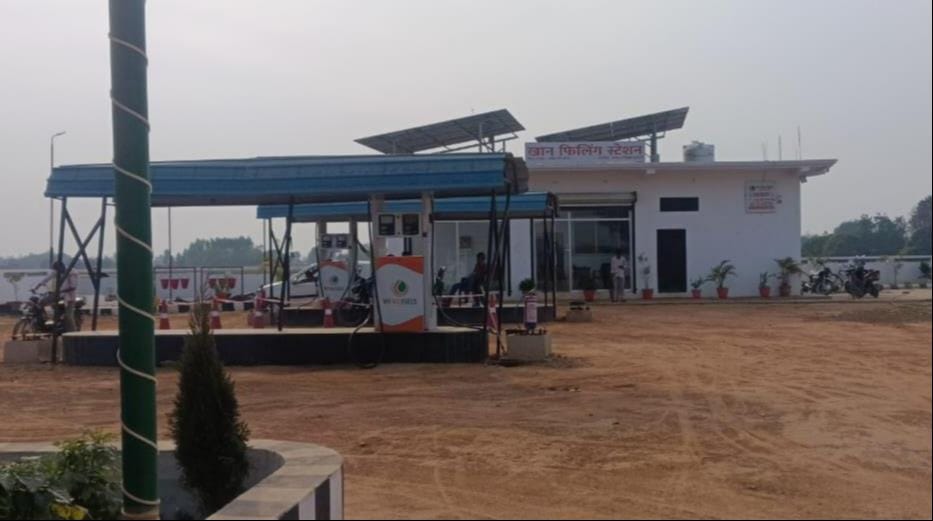 डिब्बे में रखकर पेट्रोल बेंचने पर छापामारी करते पूर्ति निरीक्षक डिब्बे में रखकर पेट्रोल बेंचने पर छापामारी करते पूर्ति निरीक्षक