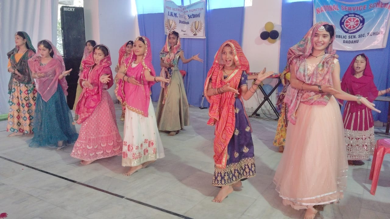एकेएम स्कूल ददाहू में आयोजित वार्षिक समारोह में नाटक मंचन करते विद्यार्थी। संवाद