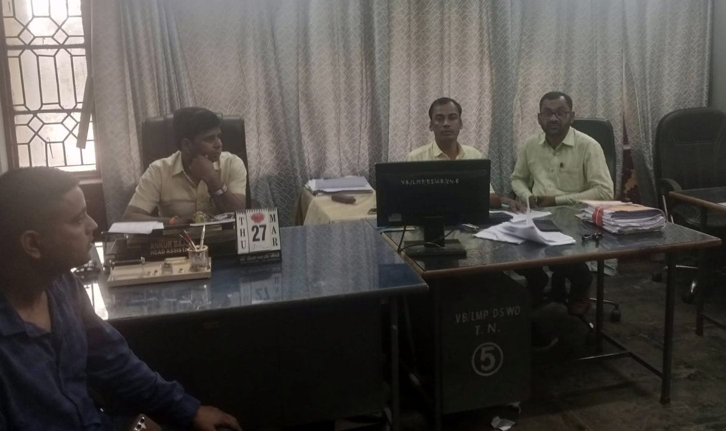 फाइलों की जांच करते हुए सीडीओ  अभिषेक कुमार। संवाद