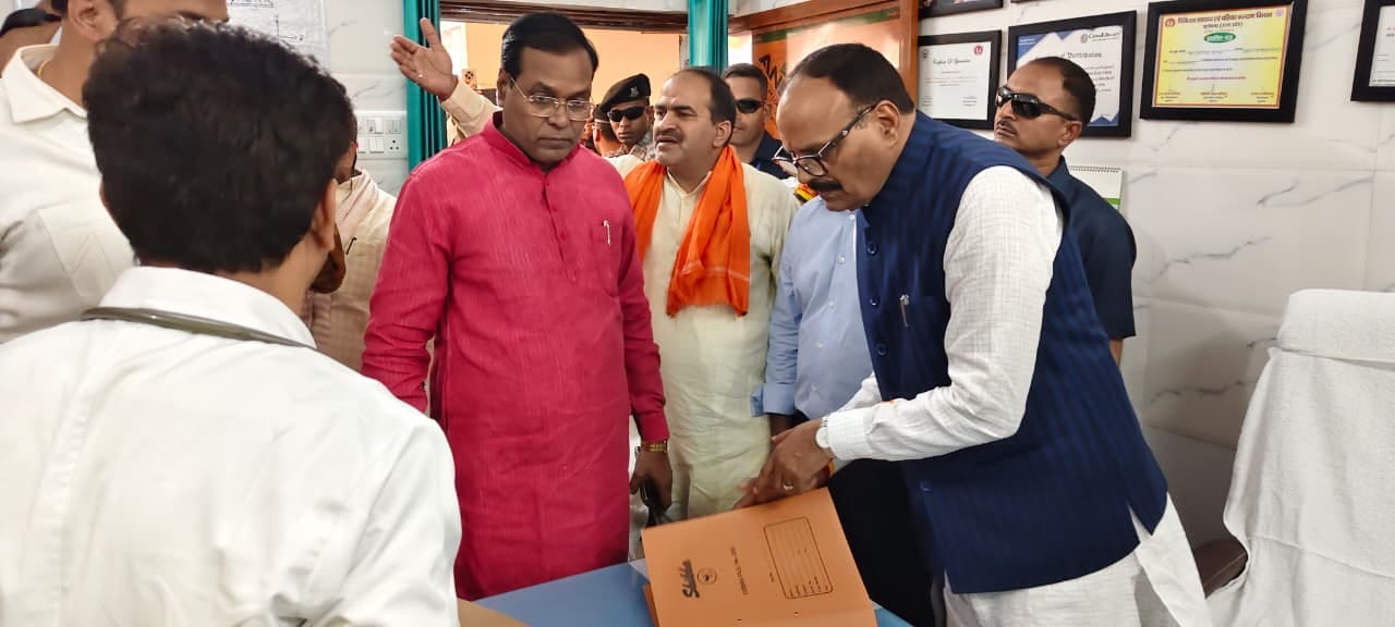 फाजिलनगर सीएचसी परिसर में पौधारोपण करते डिप्टी सीएम ब्रजेश पाठक, डीएम महेंद्र सिंह तवर,  विधायक