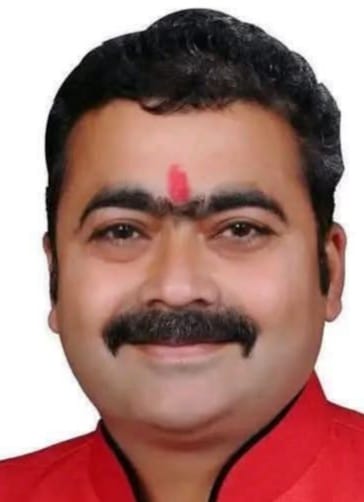 फोटो- 01 शंकर मेडिकल स्टोर में दवाएं देते दुकानदार। संवाद