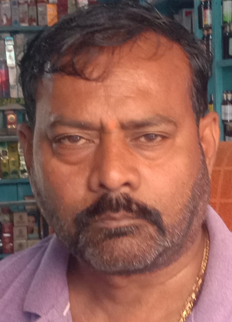 फोटो- 01 शंकर मेडिकल स्टोर में दवाएं देते दुकानदार। संवाद