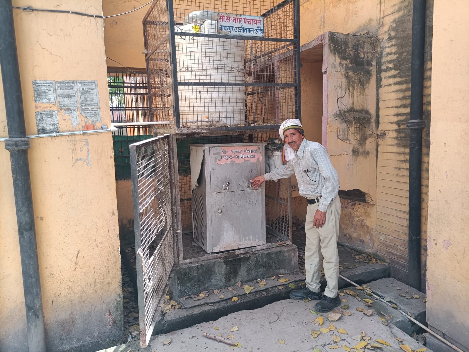 फोटो-13-बिधूना में भगत सिंह चौराहा पर लगा वाटर कूलर एक साल से है खराब। संवाद