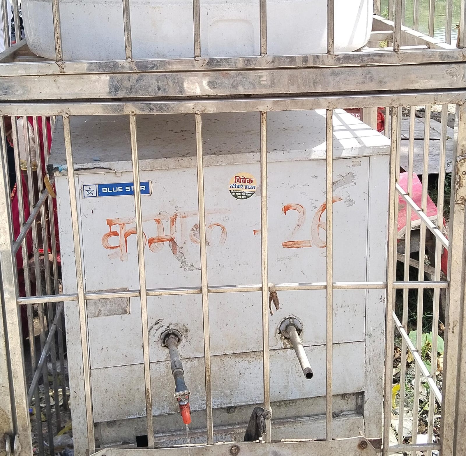 फोटो-13-बिधूना में भगत सिंह चौराहा पर लगा वाटर कूलर एक साल से है खराब। संवाद