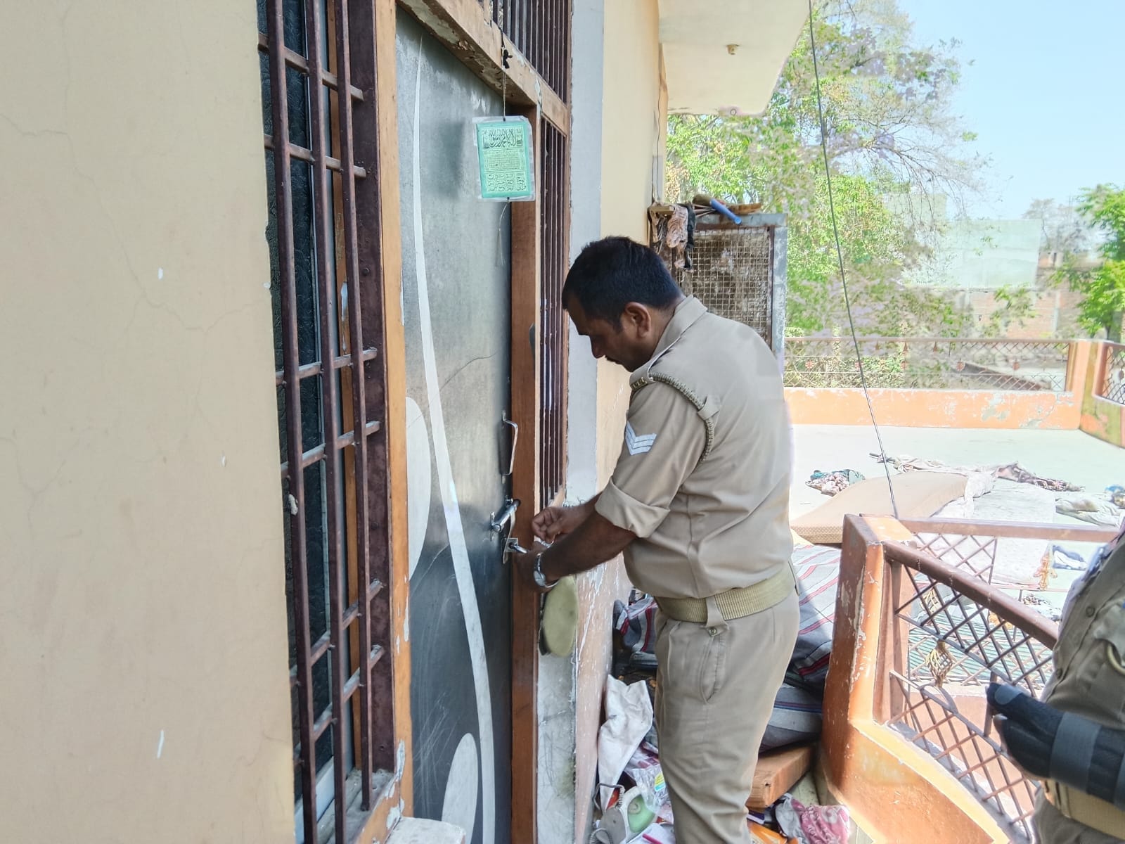 फोटो- 21 घटना को बताता सना का मासूम बेटा अजमल। संवाद