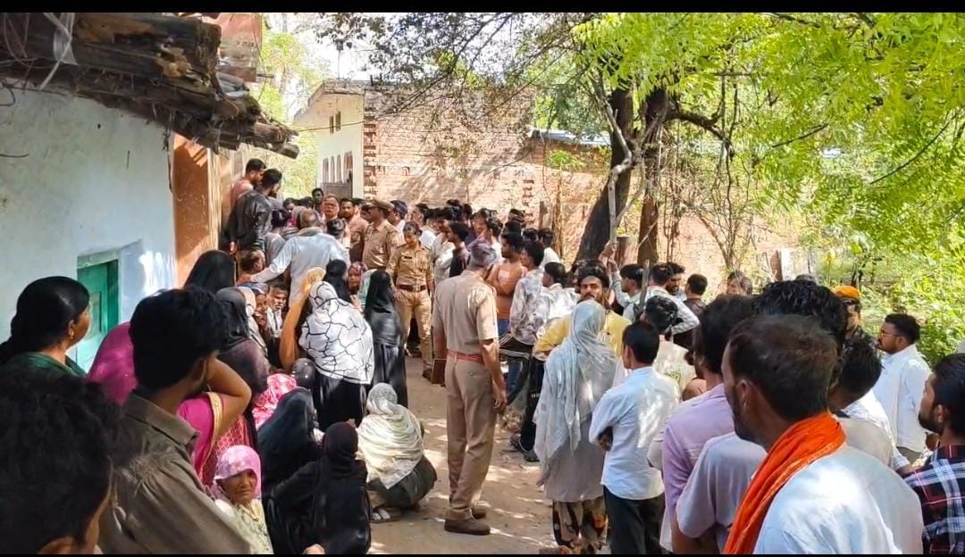 फोटो- 21 घटना को बताता सना का मासूम बेटा अजमल। संवाद