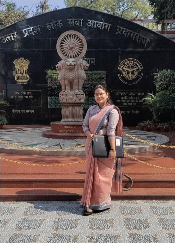 फोटो-24 उत्तर प्रदेश लोकसेवा आयोग कार्यालय के बाहर खड़े भानु प्रताप। स्रोत: स्वयं