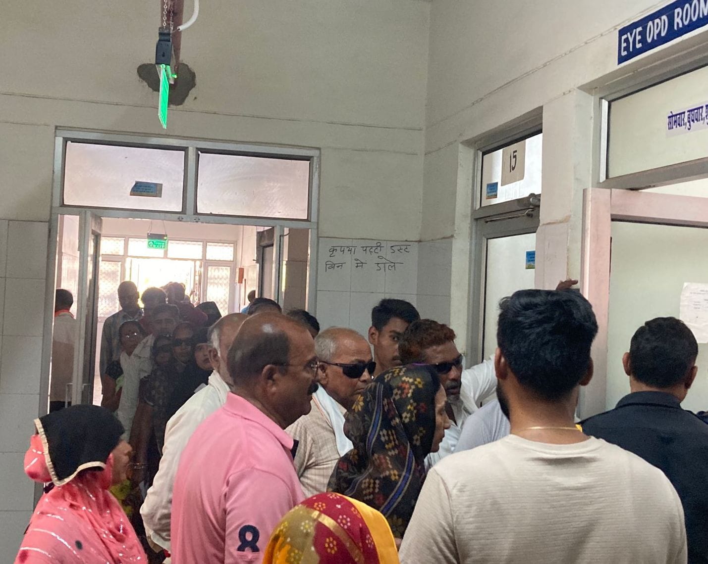 फोटो-30- जिला अस्पताल में पर्चा काउंटर पर पर्चा बनवाने के लिए लगी लाइन। संवाद