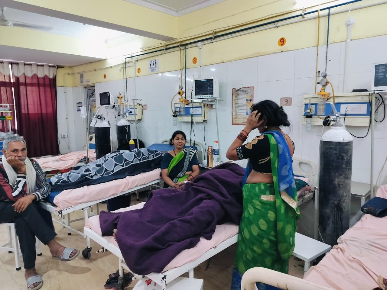 फोटो- 30सीकेटीपी 10 जिला अस्पताल की इमरजेंसी में सिलिंडर से मरीजों को दी जाती आक्सीजन आपूर्ति। 