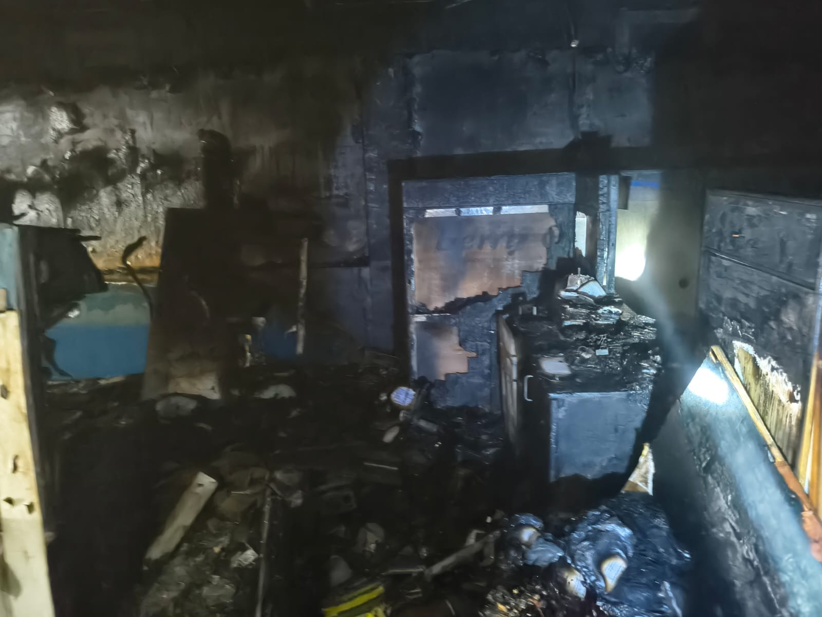 फोटो- 30सीकेटीपी 16 एसबीआई में लगी आग बुझाते दमकल कर्मचारी व मौजूद अन्य।संवाद