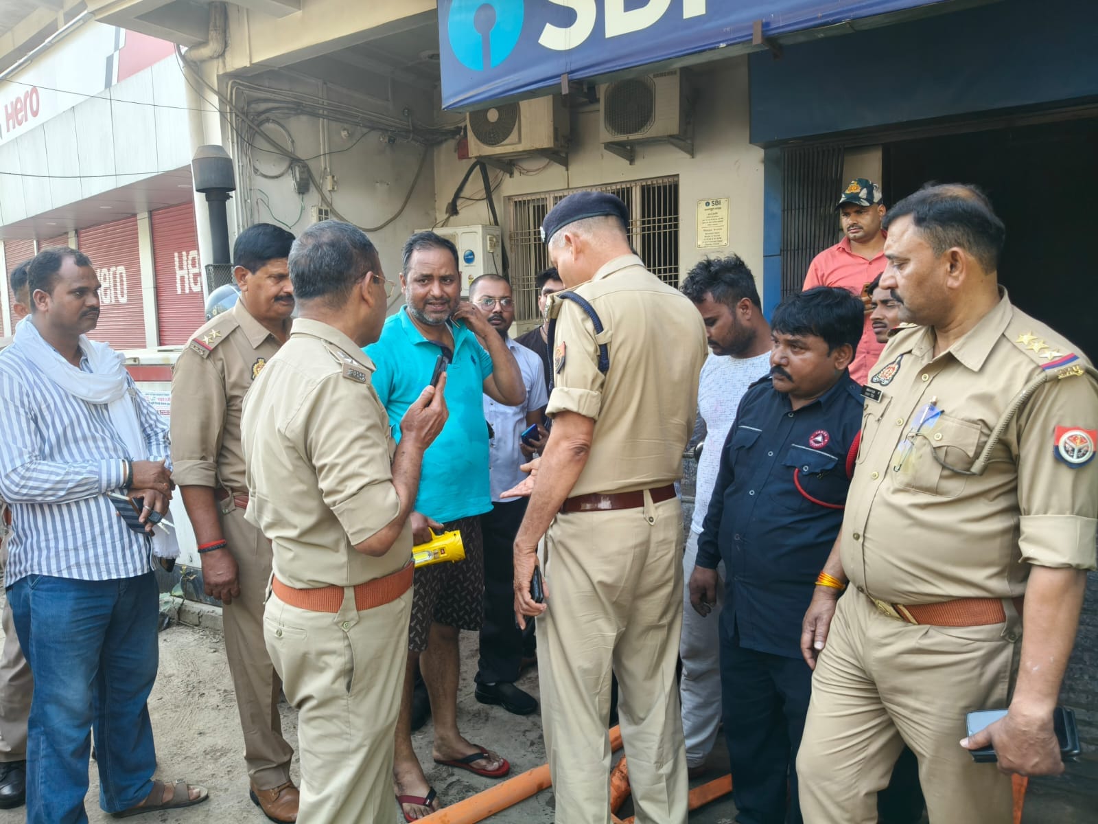 फोटो- 30सीकेटीपी 16 एसबीआई में लगी आग बुझाते दमकल कर्मचारी व मौजूद अन्य।संवाद