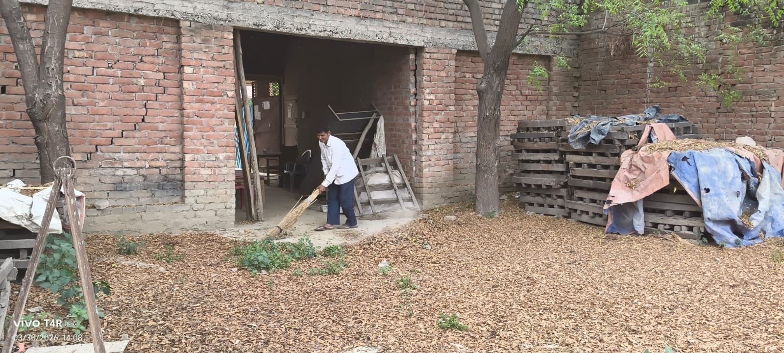 फोटो-35-बांगरमऊ के नवीन गल्ला मंडी में खोले गए केंद्र पर सन्नाटा। संवाद