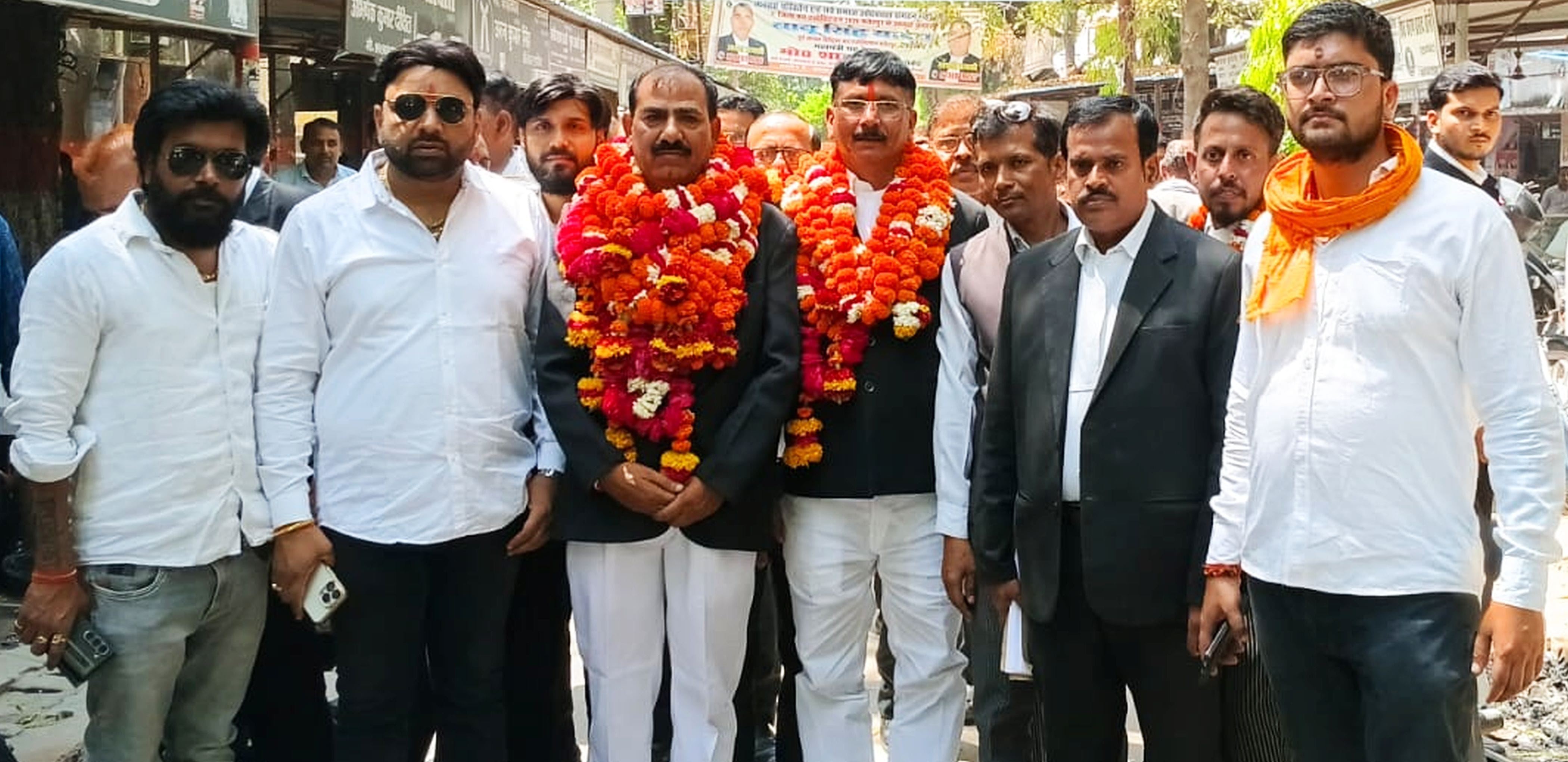 फोटो-39-नामांकन के लिए जाते अधिवक्ता। संवाद