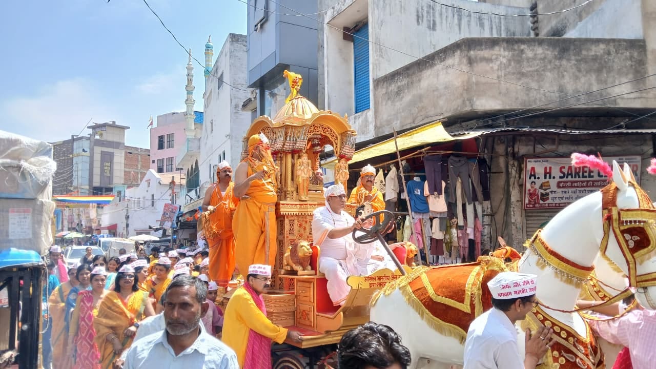 फोटो 7 भगवान महावीर की रथयात्रा में शामिल जैन समाज के लोग। संवाद
