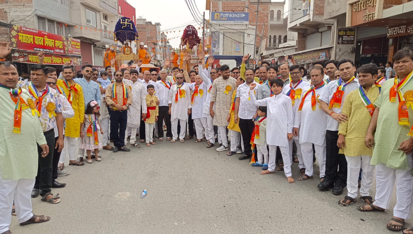 फोटो 7 भगवान महावीर की रथयात्रा में शामिल जैन समाज के लोग। संवाद