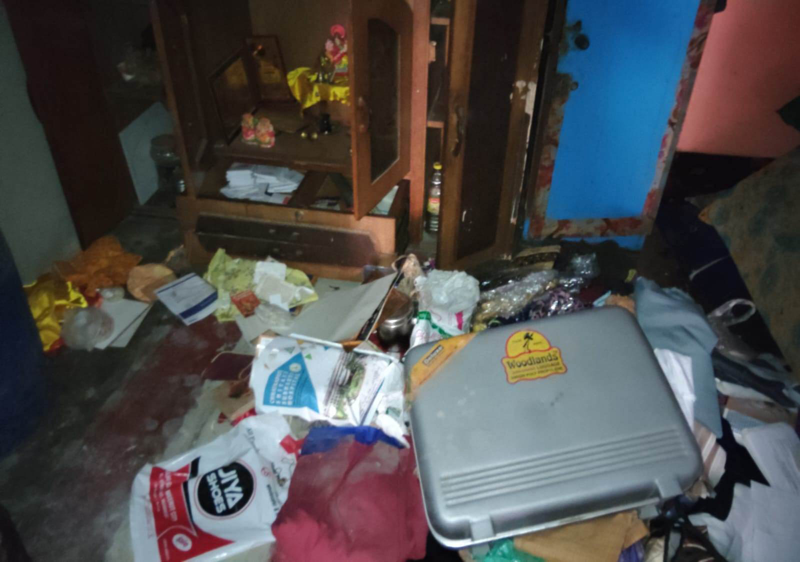 गढ़ के छोटा बाजार मोहल्ले में चोरी के बाद बिखरा पड़ा सामान। संवाद गढ़ के छोटा बाजार मोहल्ले में चोरी के बाद बिखरा पड़ा सामान। संवाद