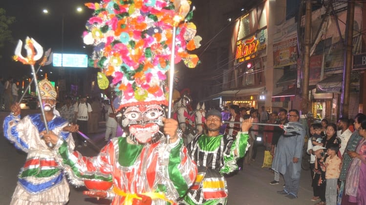 गढ़ रोड पर निकली भैरो बाबा की शोभायात्रा में शिव तांडव करते कलाकार। संवाद
