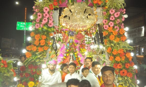 गढ़ रोड पर निकली भैरो बाबा की शोभायात्रा में शिव तांडव करते कलाकार। संवाद