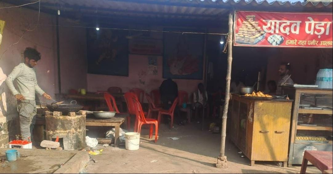 गिलौला स्थित गैस एजेंसी पर सिलिंडर केलिए जुटी भीड़।-