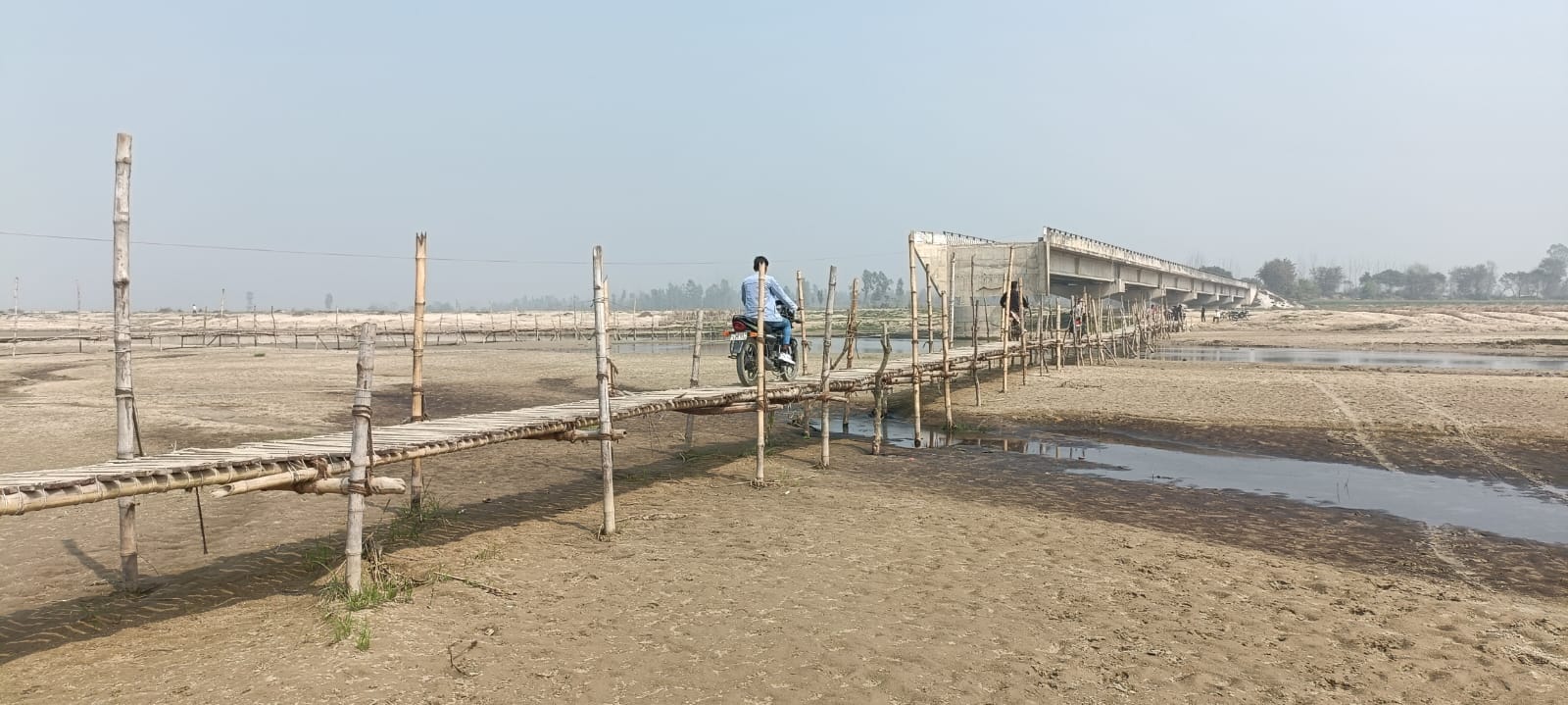 जमुनिया के पास निर्माणाधीन पुलिया का अटका काम। संवाद जमुनिया के पास निर्माणाधीन पुलिया का अटका काम। संवाद