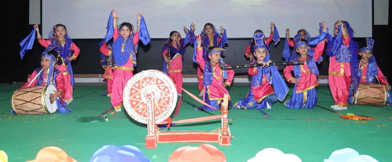 कुरुक्षेत्र। अग्रसेन पब्लिक स्कूल में भक्ति प्रस्तुति देते नन्हे बच्चे। संवाद कुरुक्षेत्र। अग्रसेन पब्लिक स्कूल में भक्ति प्रस्तुति देते नन्हे बच्चे। संवाद