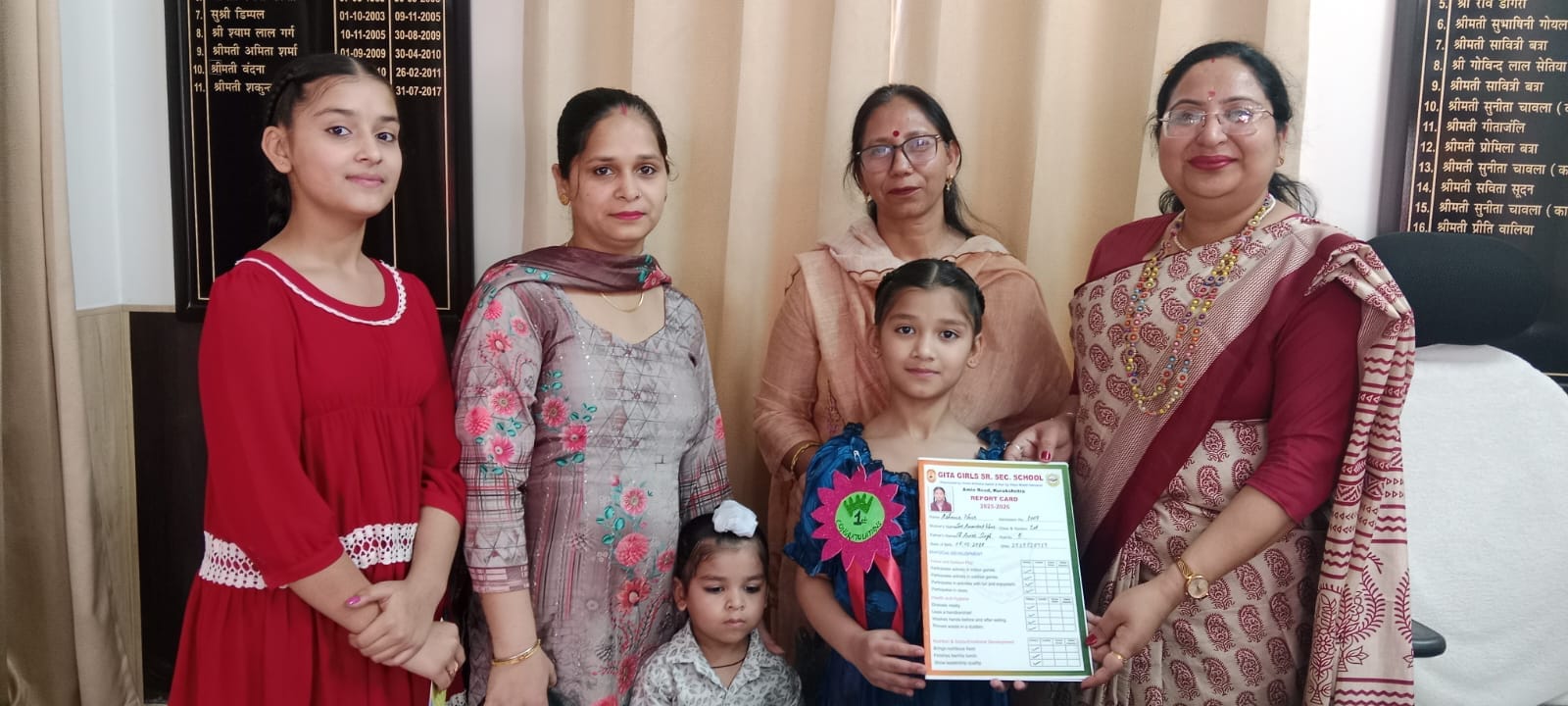 कुरुक्षेत्र। छात्राओं को सम्मानित करती प्राचार्य सुमन बाला । स्वयं