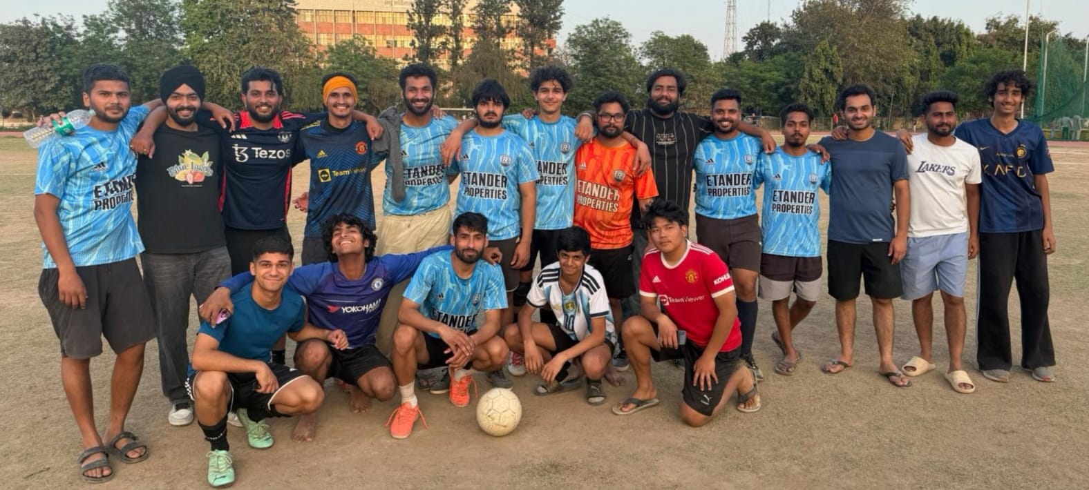 कुरुक्षेत्र। एक दिवसीय ओपन फुटबॉल प्रतियोगिता की विजेता टीम द्रोण एफसी। स्वयं